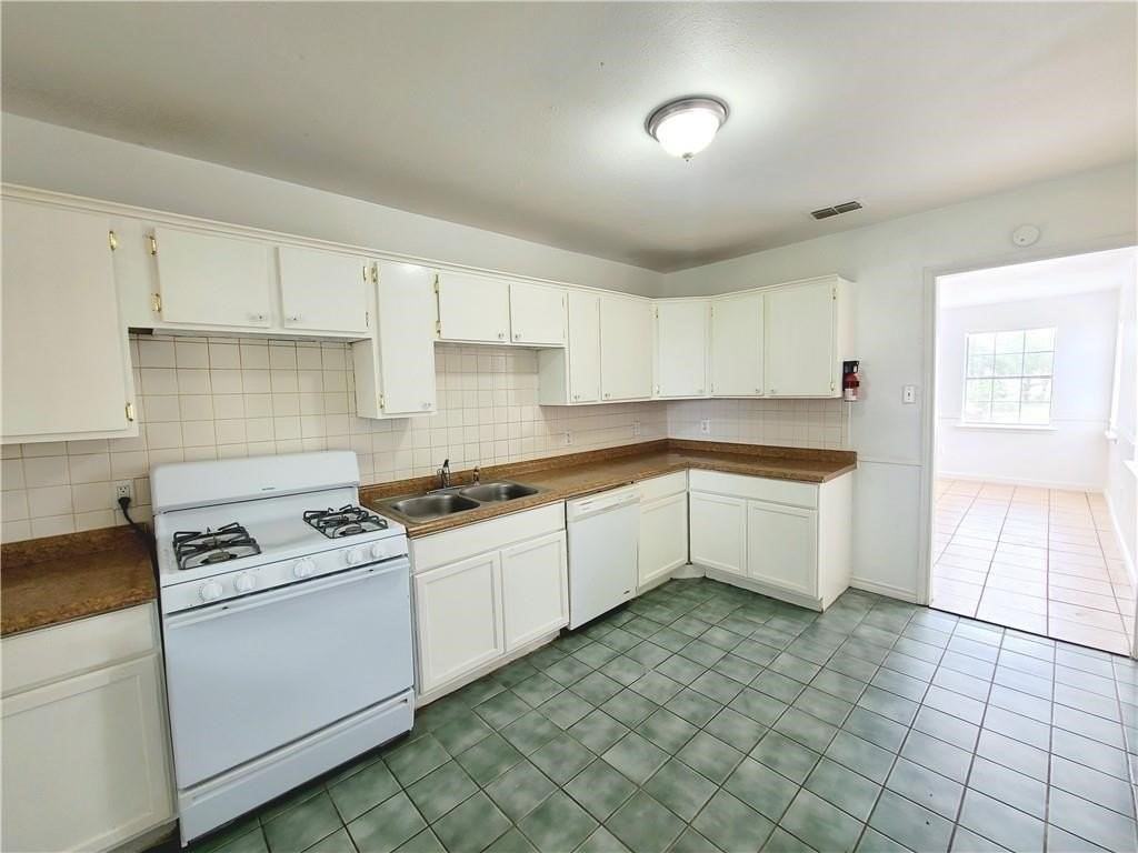 1646 Amber Dr - Photo 4 of 13