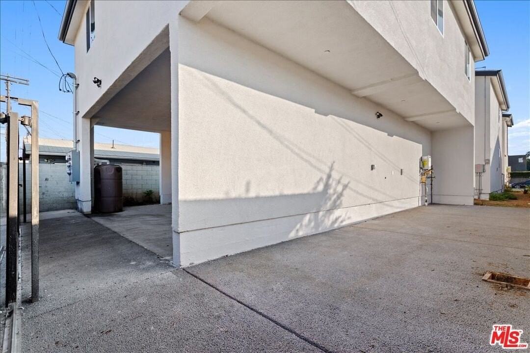 707 W 80th St - Photo 4 of 33