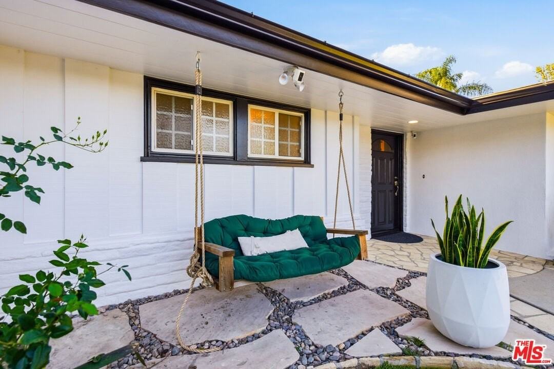 22428 Victory Blvd - Photo 4 of 50