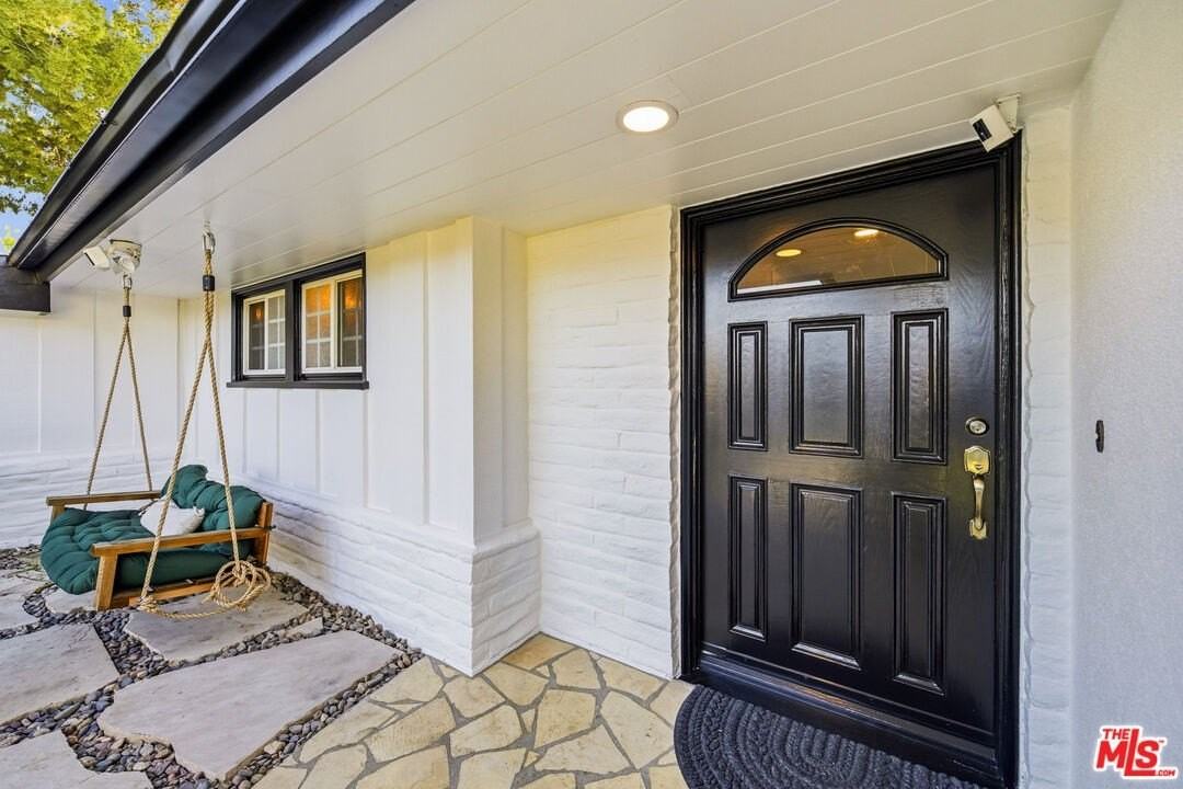 22428 Victory Blvd - Photo 5 of 50