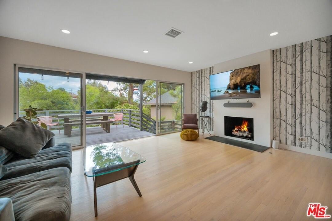 380 Tamarac Dr - Photo 2 of 19