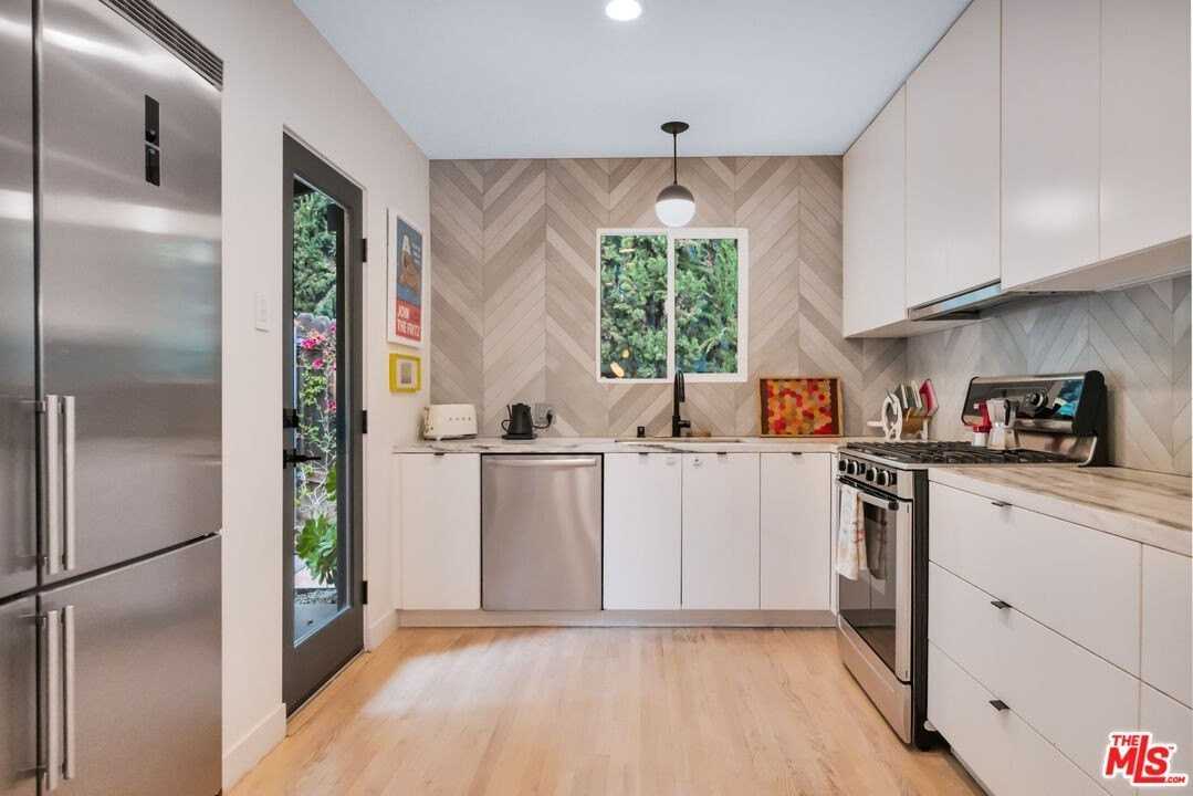 380 Tamarac Dr - Photo 4 of 19