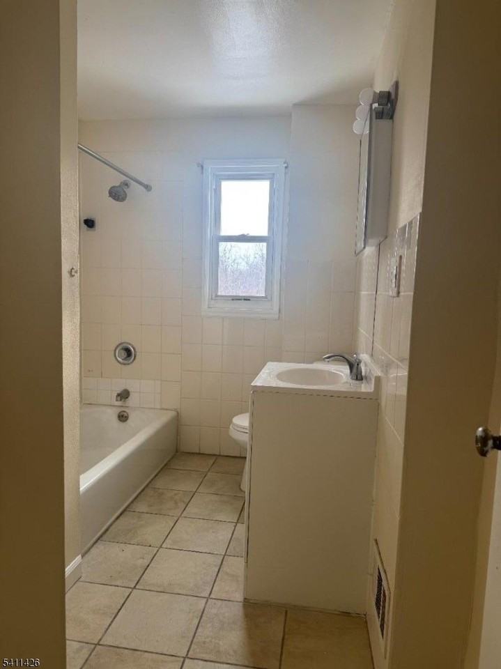 128 Lincoln St - Photo 4 of 9