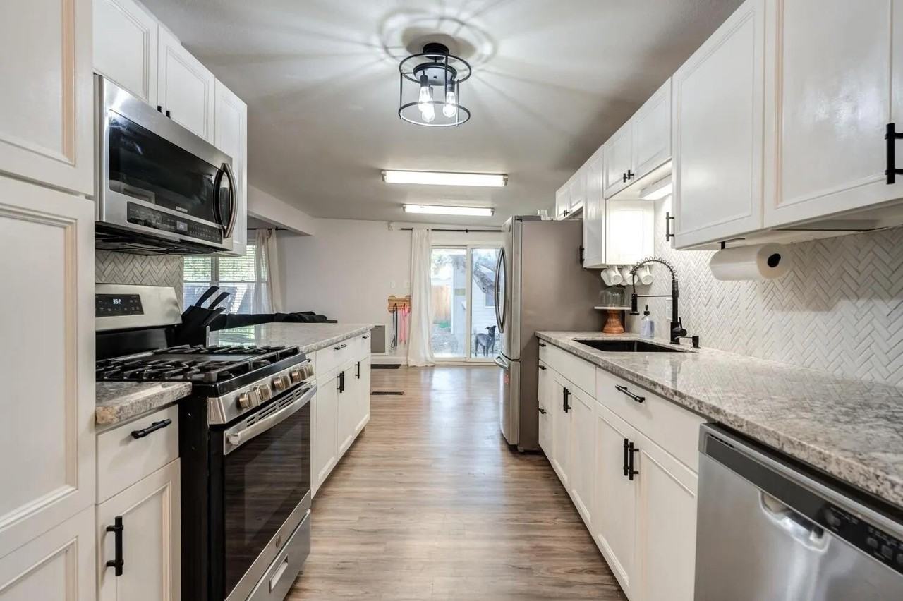 2407 46th St - Photo 3 of 10