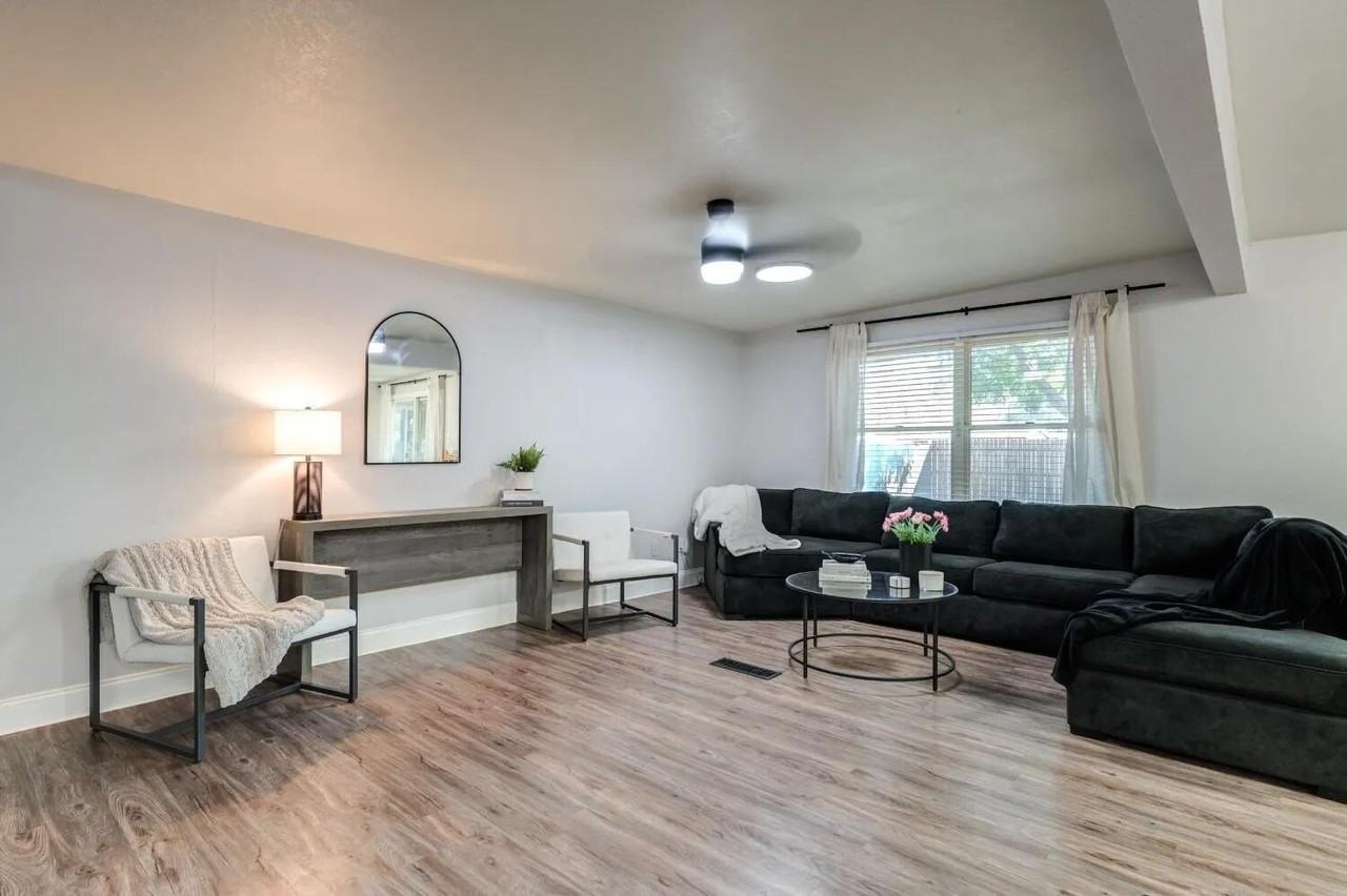 2407 46th St - Photo 4 of 10