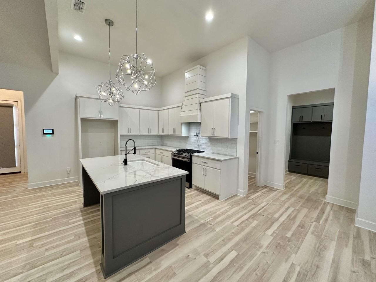 504 Brookshire Ave - Photo 4 of 27