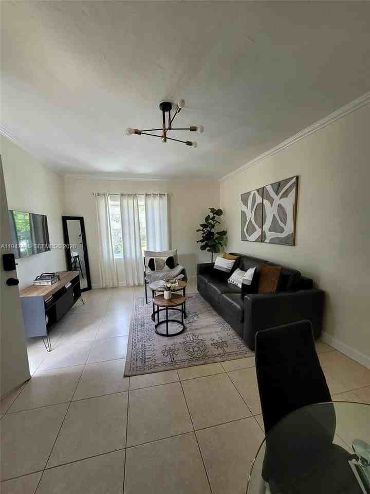 70 Nw 31st St #2 - Photo 3 of 13