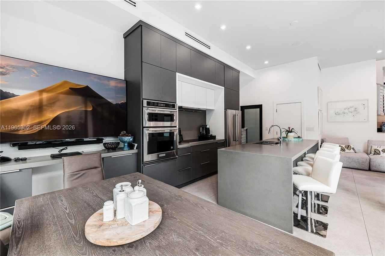 640 Fernwood Rd - Photo 4 of 25