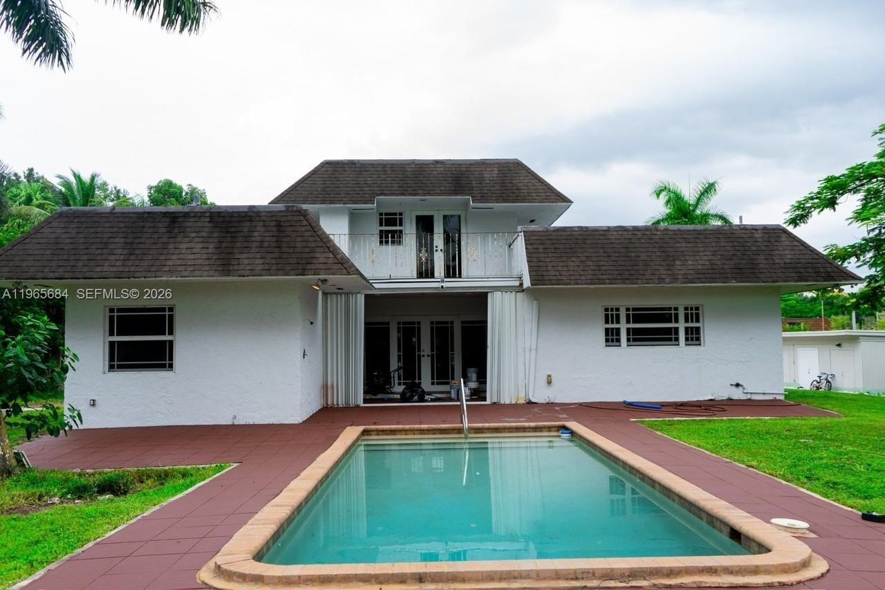 901 Sw 121st Ave - Photo 2 of 10