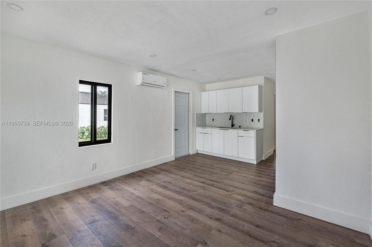 6905 Nw 4th Ct #B - Photo 3 of 9