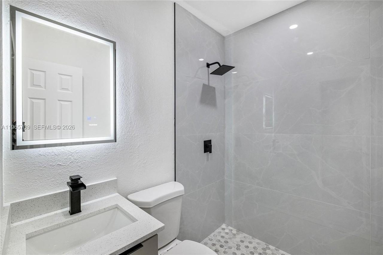 6905 Nw 4th Ct #B - Photo 4 of 9