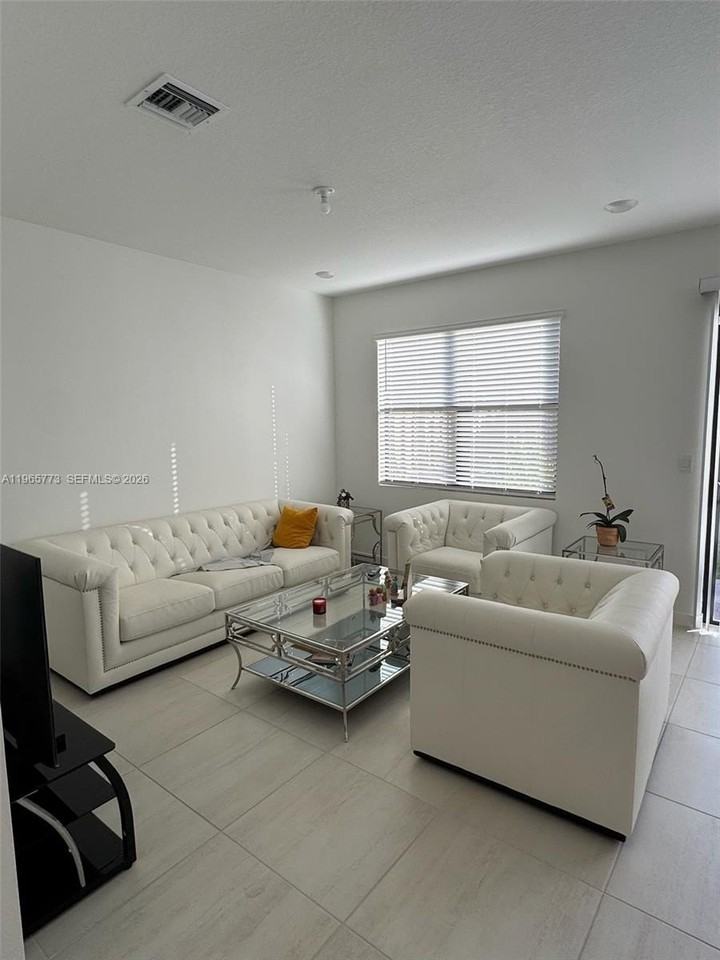 141 Ne 13th Ter #141 - Photo 3 of 16