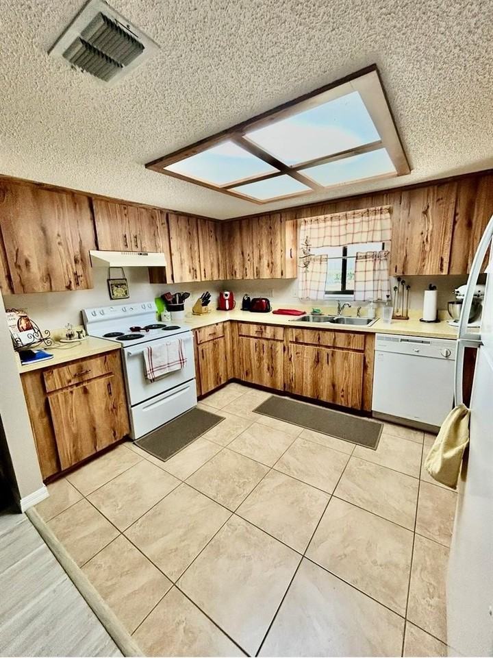 10400 Sw 98th Ave - Photo 4 of 18