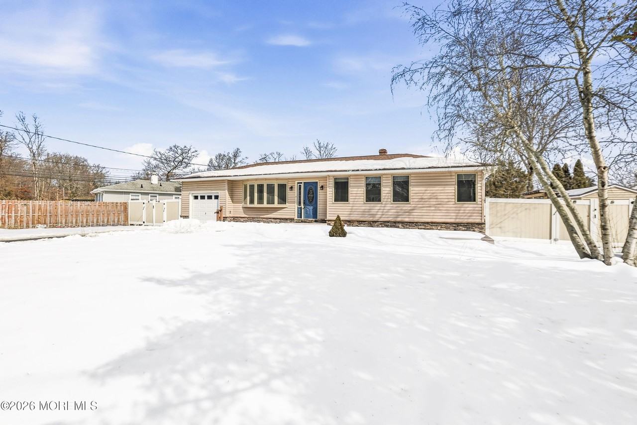 1057 Savannah St - Photo 2 of 15