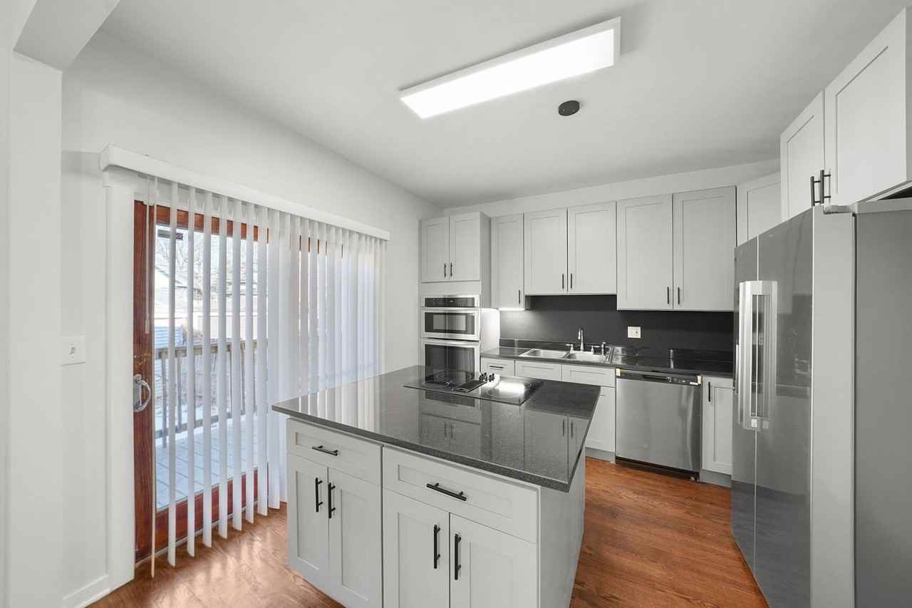 7250 N Rogers Ave Apt 1 #1 - Photo 4 of 22