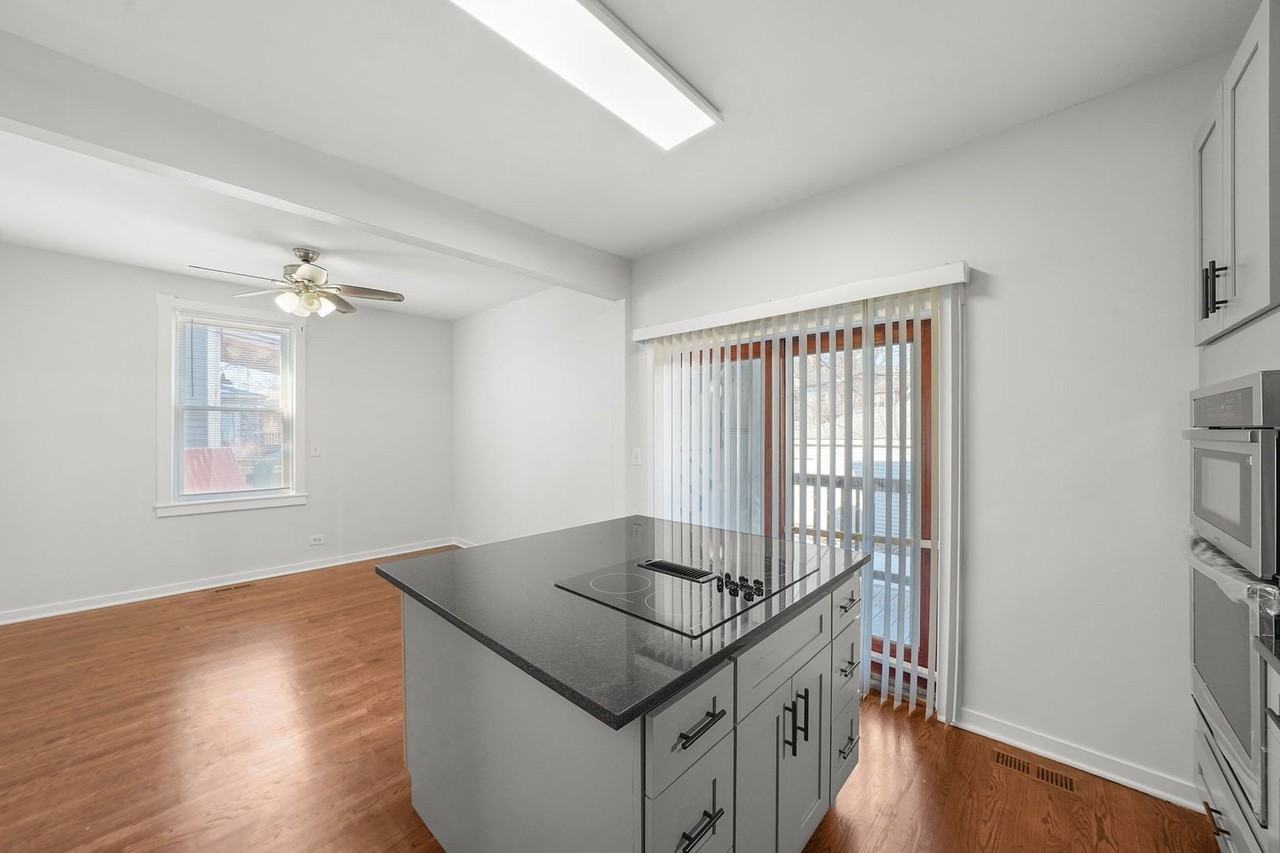 7250 N Rogers Ave Apt 1 #1 - Photo 5 of 22