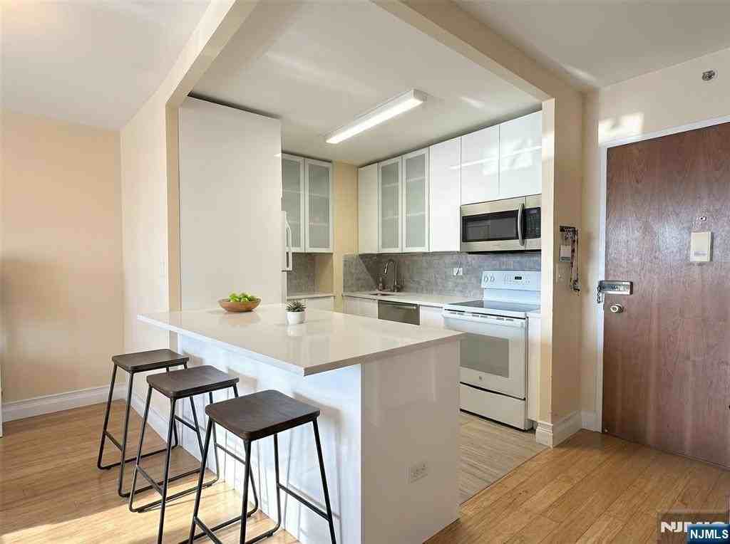 770 Anderson Ave Apt 2g - Photo 4 of 18