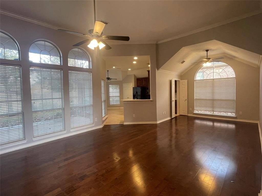 309 Oregon Trl - Photo 7 of 37