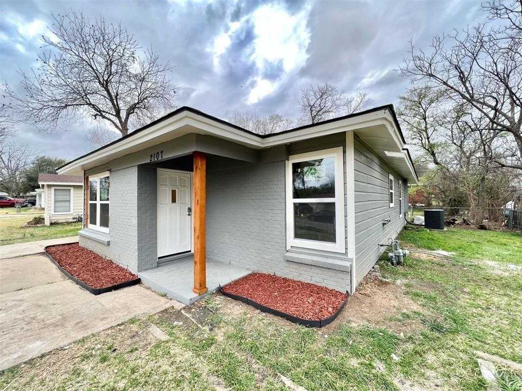 2107 Hedgerow St - Photo 2 of 12