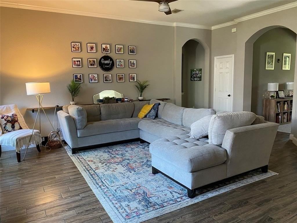 1503 Lynn Dr - Photo 3 of 37