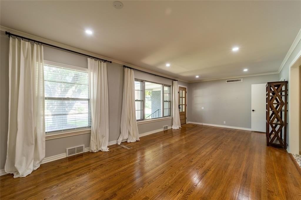 9823 Mercer Dr - Photo 6 of 40