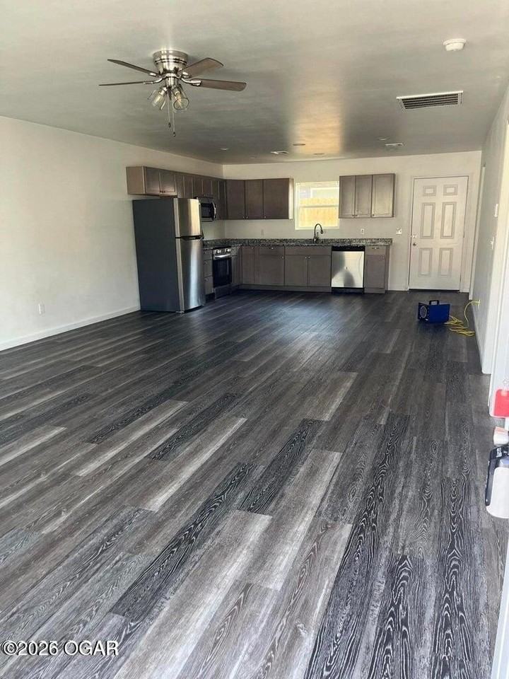 915 E 8th St Apt B #B - Photo 2 of 8