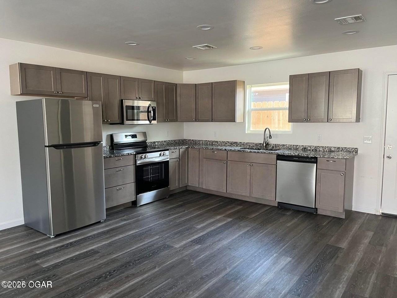 915 E 8th St Apt B #B - Photo 3 of 8