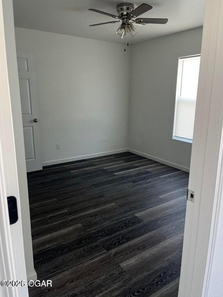 915 E 8th St Apt B #B - Photo 4 of 8