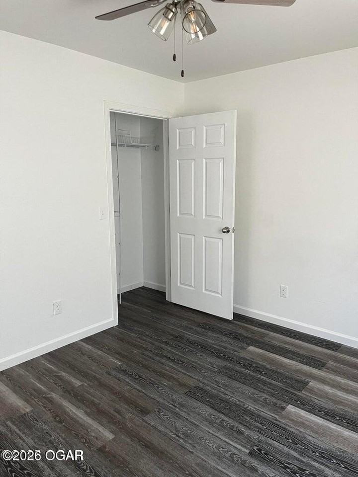 915 E 8th St Apt B #B - Photo 5 of 8