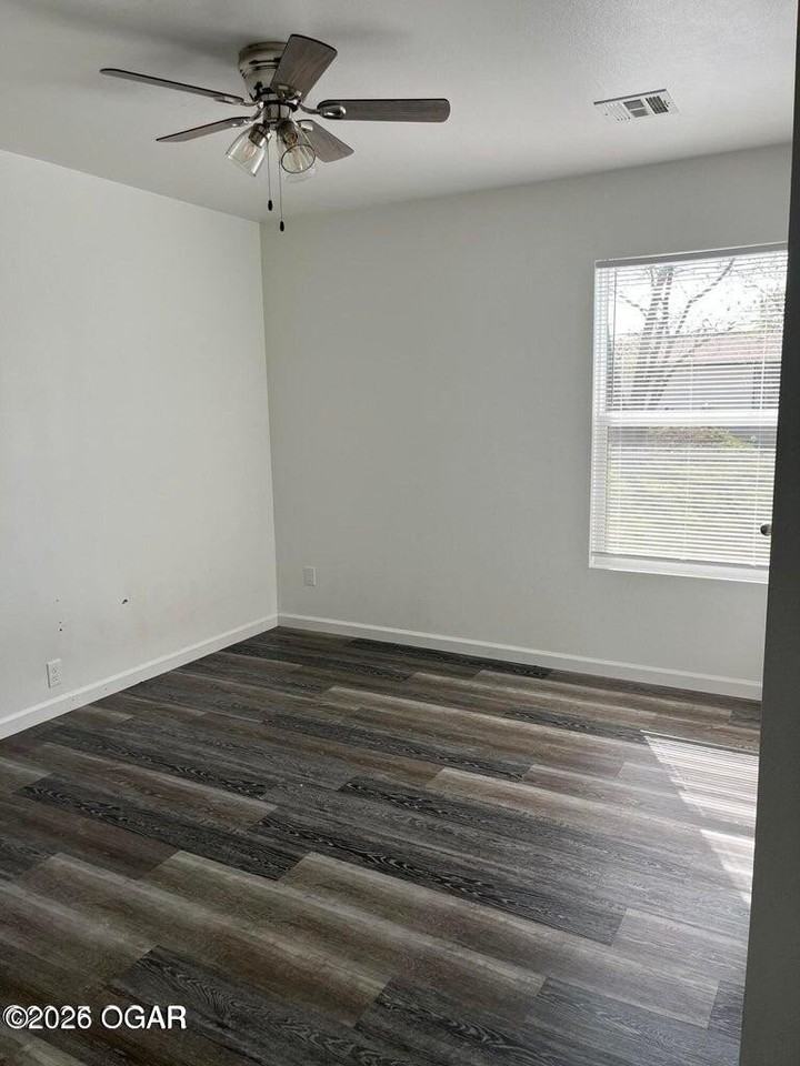 915 E 8th St Apt B #B - Photo 6 of 8