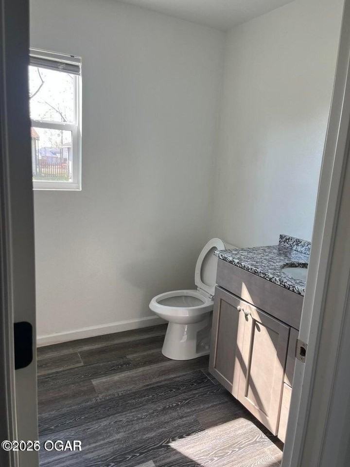 915 E 8th St Apt B #B - Photo 7 of 8