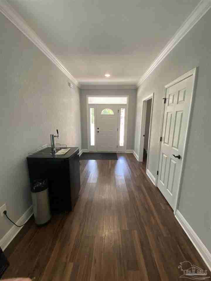 607 W Belmont St - Photo 2 of 14