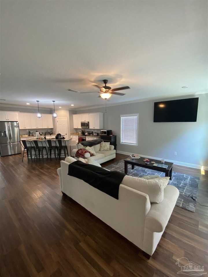 607 W Belmont St - Photo 3 of 14