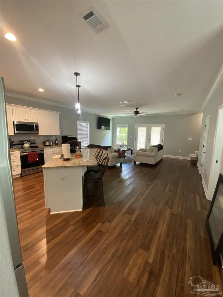 607 W Belmont St - Photo 4 of 14