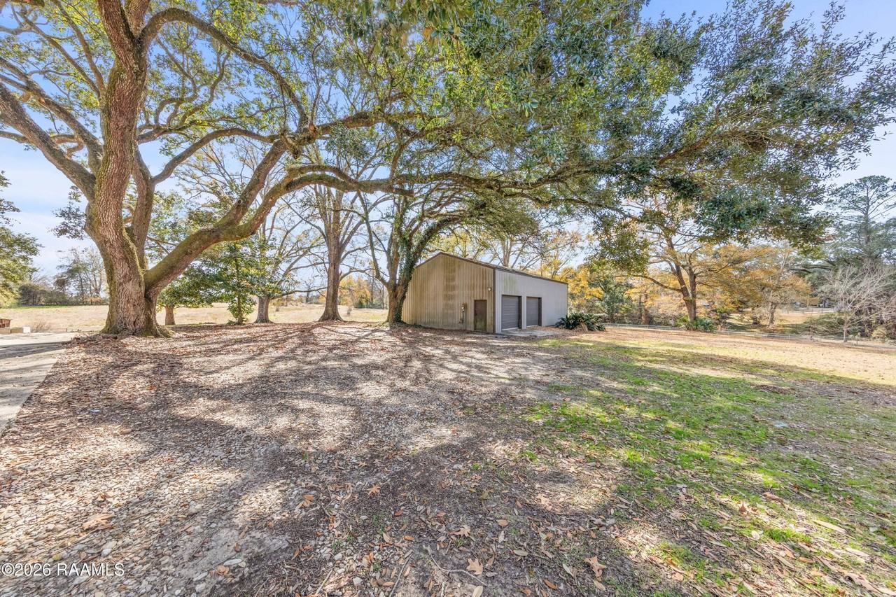 1401 E Bayou Pkwy - Photo 3 of 44