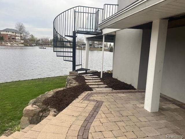 472 Shorewood Ct - Photo 3 of 50