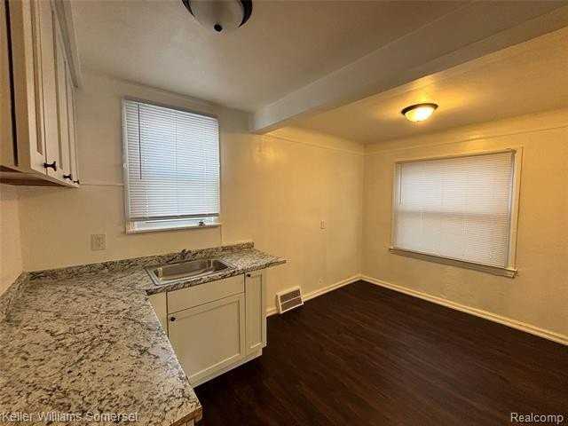 20059 Bloom St - Photo 5 of 10