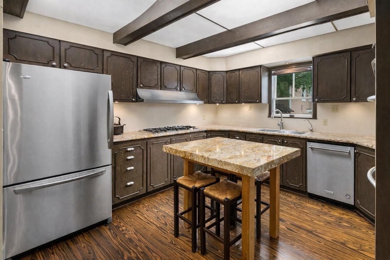 1651 Cortlandt St - Photo 6 of 16