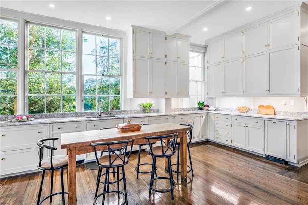115 Narragansett Ave - Photo 3 of 40