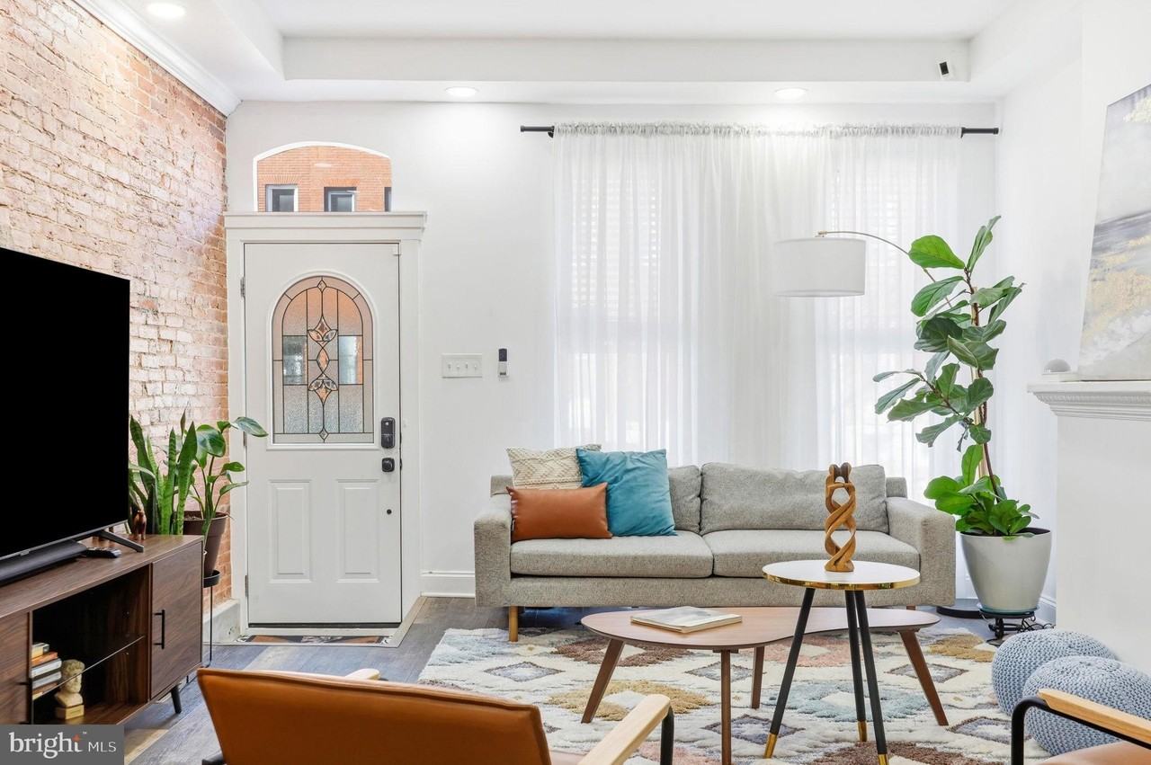 737 Dolphin St - Photo 4 of 50