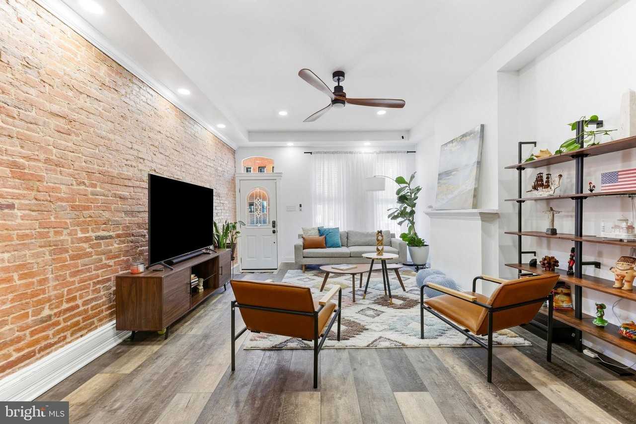 737 Dolphin St - Photo 5 of 50