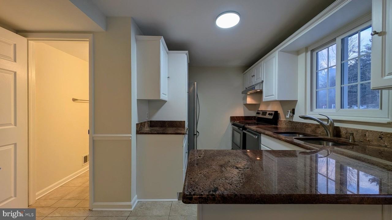 11181 Captains Walk Ct - Photo 3 of 16