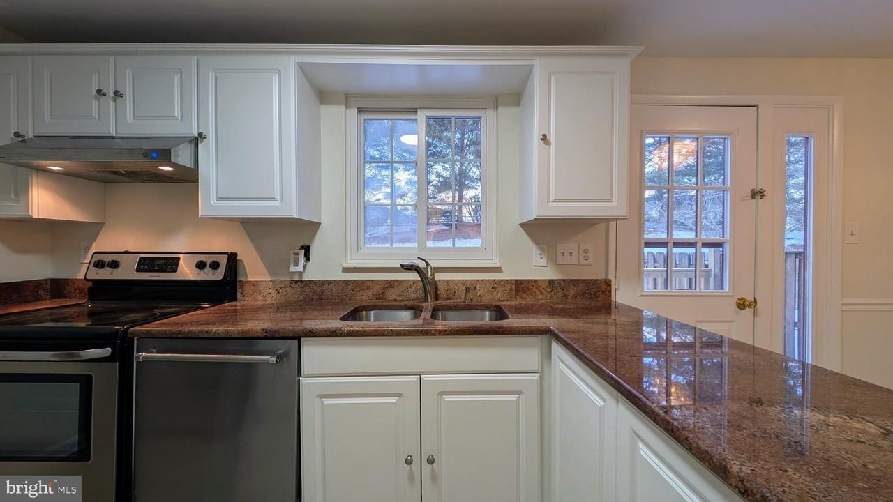 11181 Captains Walk Ct - Photo 4 of 16