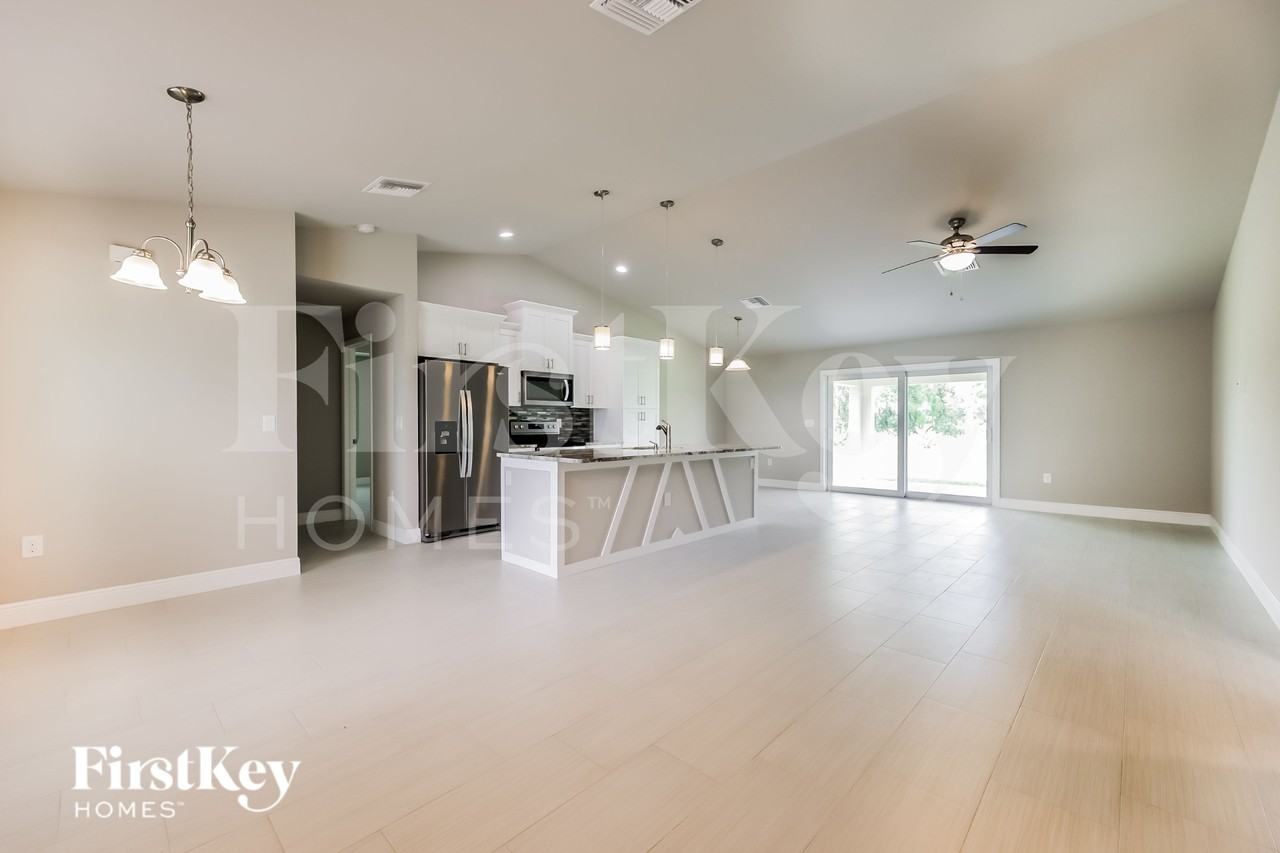 845 Chezy St E - Photo 3 of 15