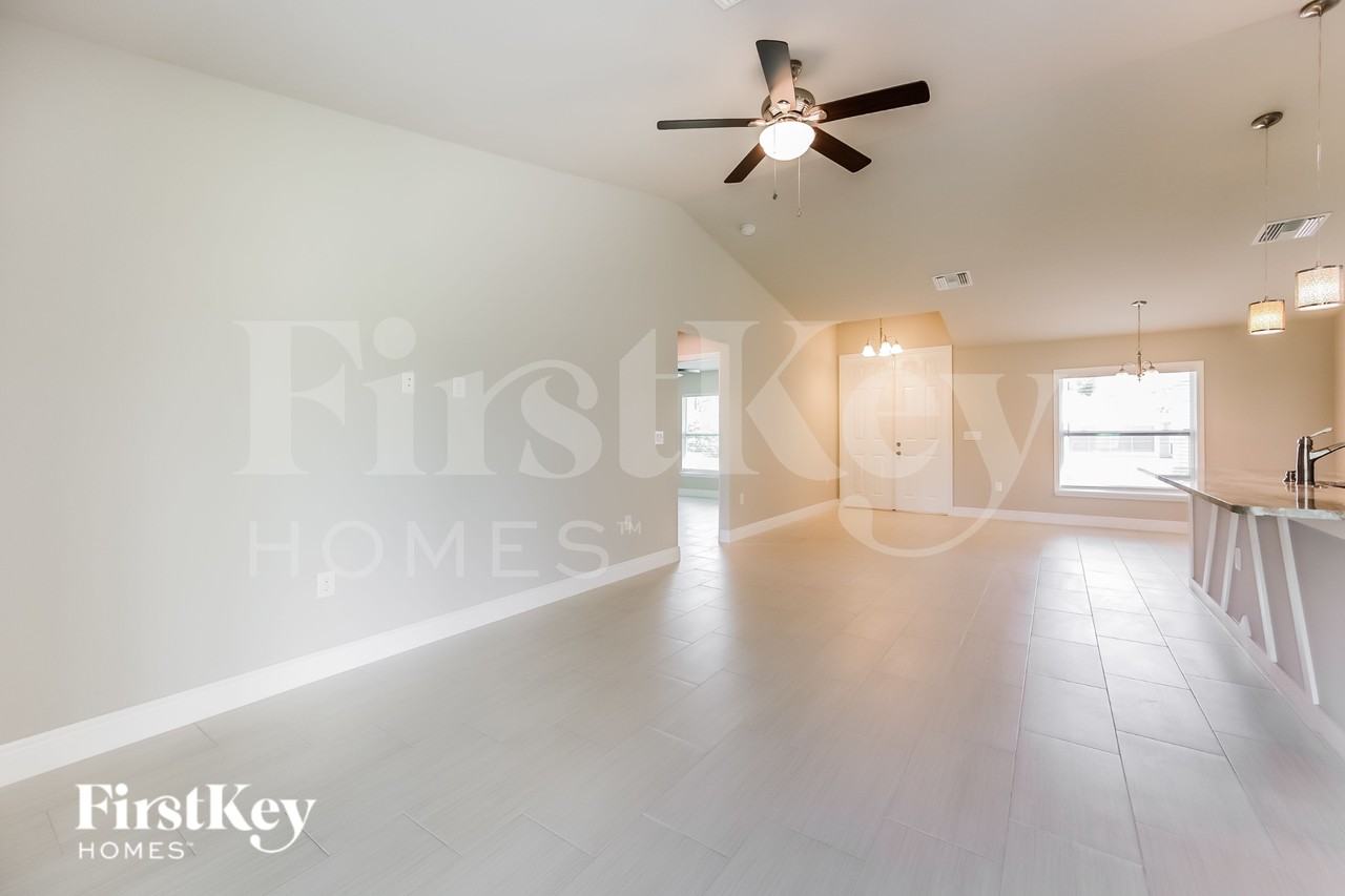 845 Chezy St E - Photo 4 of 15