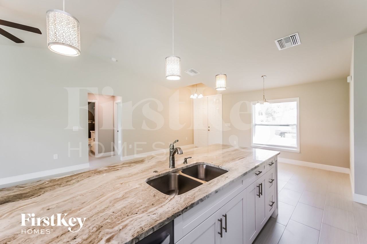 845 Chezy St E - Photo 6 of 15