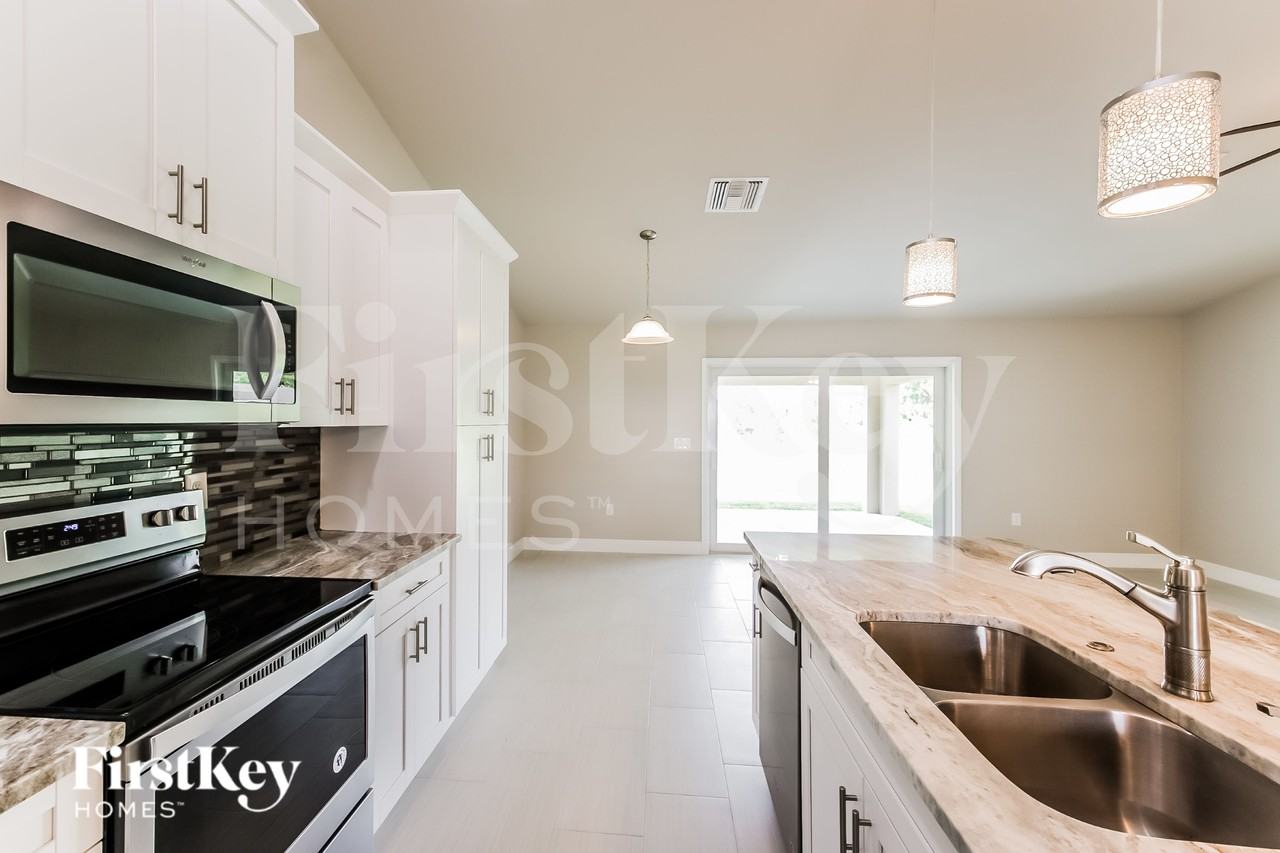 845 Chezy St E - Photo 7 of 15