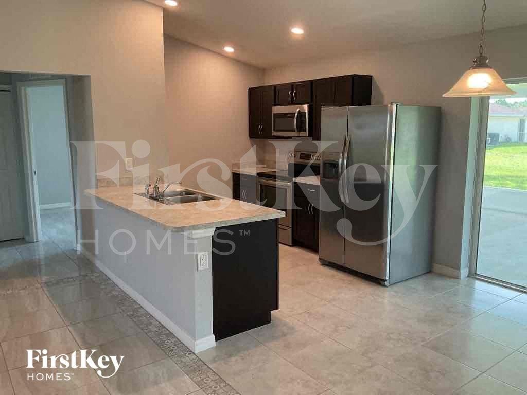 1706 Nw 26th St - Photo 3 of 8