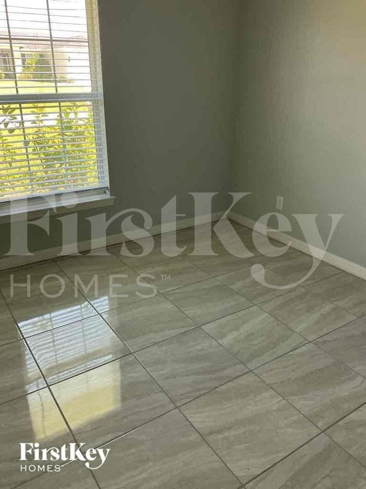 1706 Nw 26th St - Photo 4 of 8