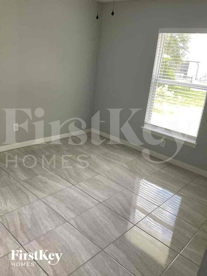 1706 Nw 26th St - Photo 5 of 8